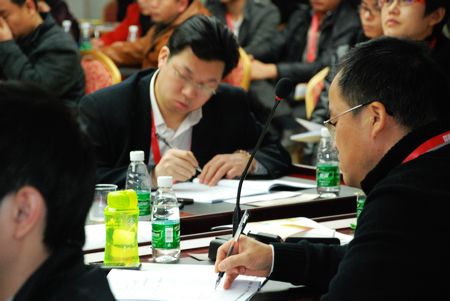 学员在认真记笔记