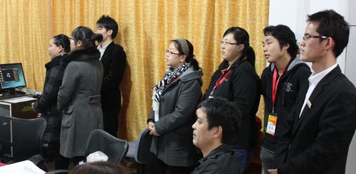 学员们排着队等候发言机会