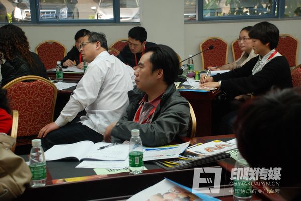积分管理培训学员在认证听讲
