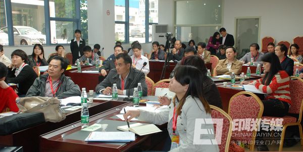 积分培训学员在认真听讲