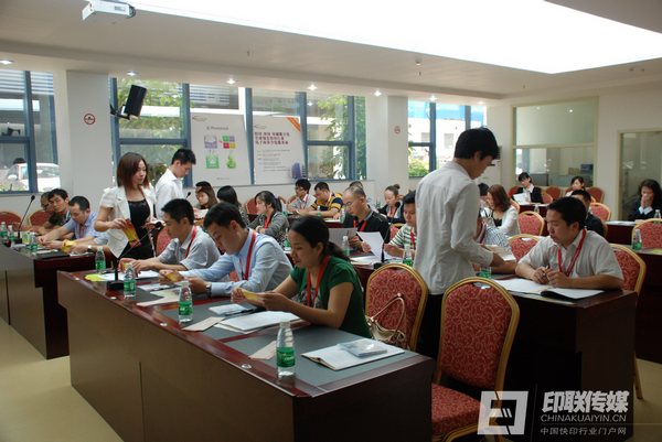 印联传媒服务人员为会员发放积分单